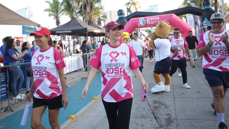 La Alcaldesa Estrella Palacios dio el banderazo de salida de la Carrera Rosa, celebrada este domingo en el malecón de Mazatlán.