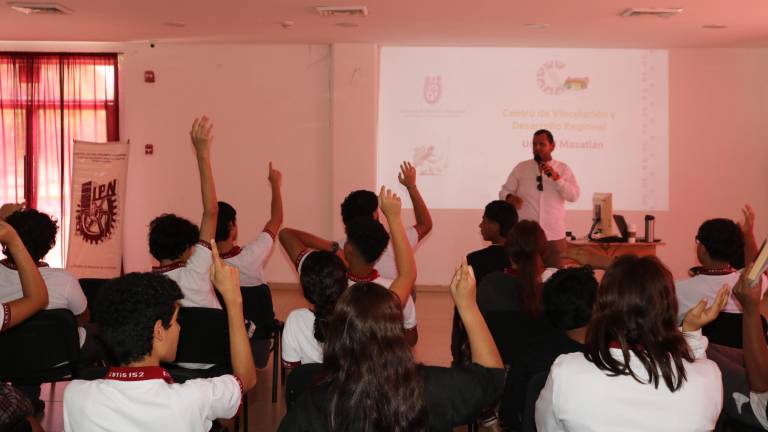 Imparten exitosa serie de conferencias del Instituto Politécnico Nacional en Escuinapa.