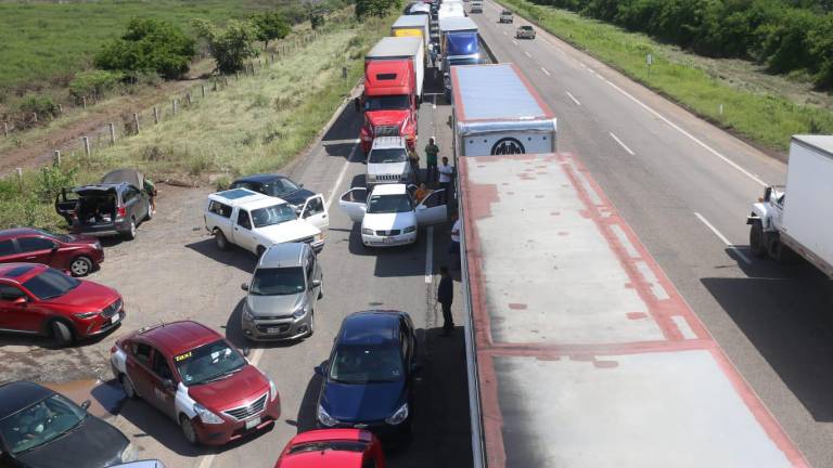 Reina el caos en autopista Mazatlán-Culiacán; miles se quedan varados, otra vez