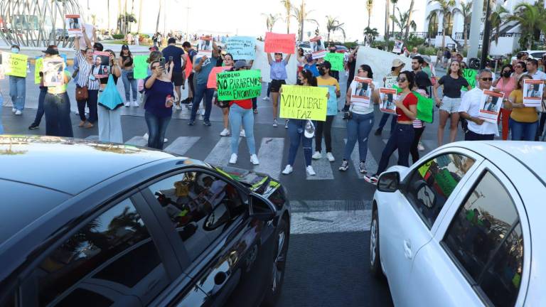 El domingo familiares y amigos protestaron y bloquearon vialidades de la zona turística del puerto.