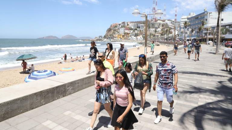 El médico llama a prevenir las quemaduras de sol, evitando exponer a niñas y niños cuando las temperaturas son más altas.