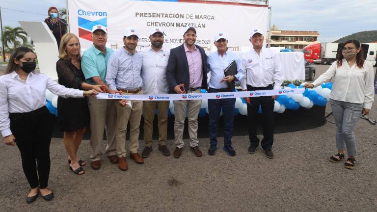 Directivos de Chevron y Gasmaz en la presentación de la marca en el puerto.