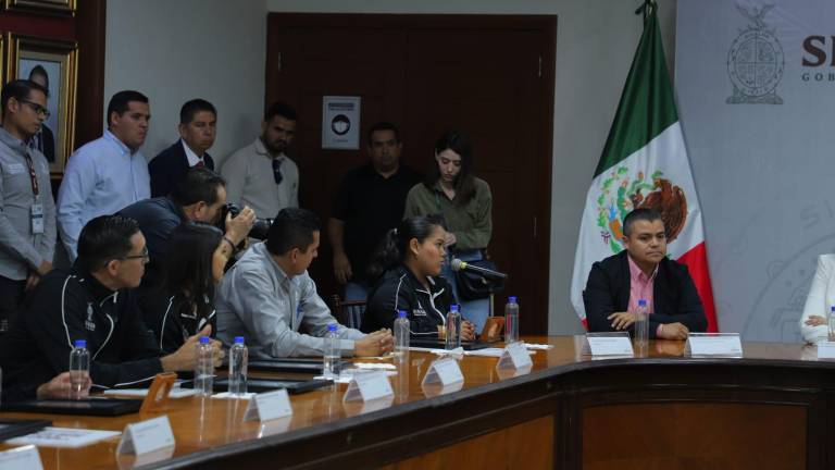 Pauleth Mejía hace su petición al Gobernador Rubén Rocha Moya.