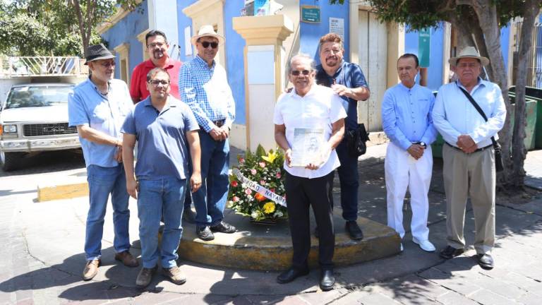 Un grupo de escritores, promotores culturales, e historiadores, encabezados por Ernesto Hernández Norzagaray se reunieron frente al busto del poeta nayarita.