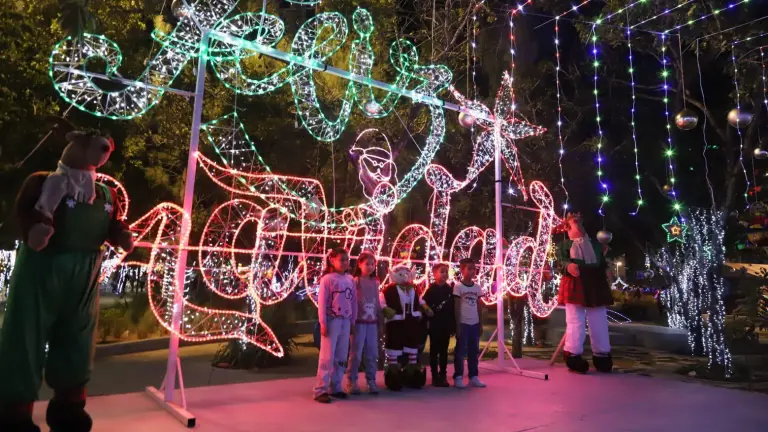 El encendido de luces marcó la inauguración de la Villa Navideña 2025 en el Parque Central de Mazatlán.