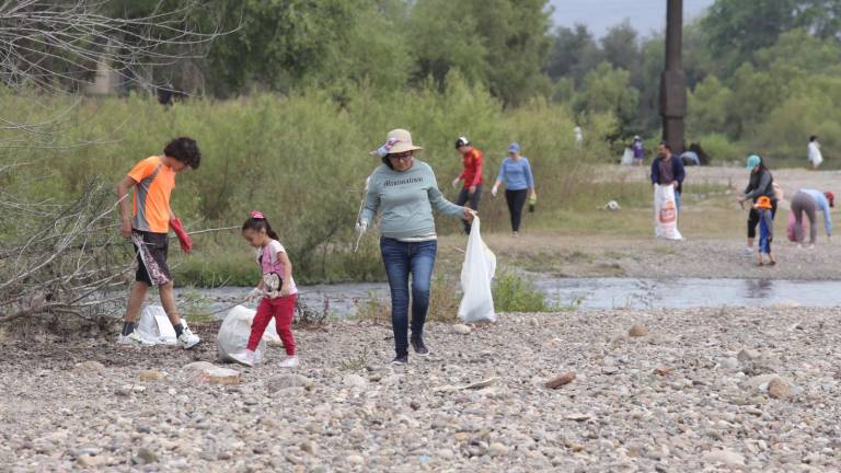 Cientos de personas se reúnen a limpiar el río Presidio en Mazatlán