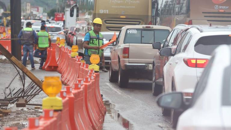 En la salida norte de Mazatlán se ha registrado un caos vial por las obras que se hacen en la zona.