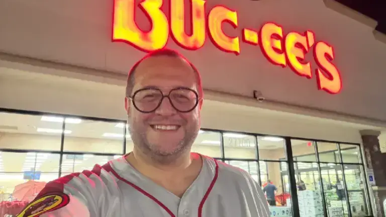 El hermano de “Andy” presumió una foto al exterior de una cadena estadounidense.