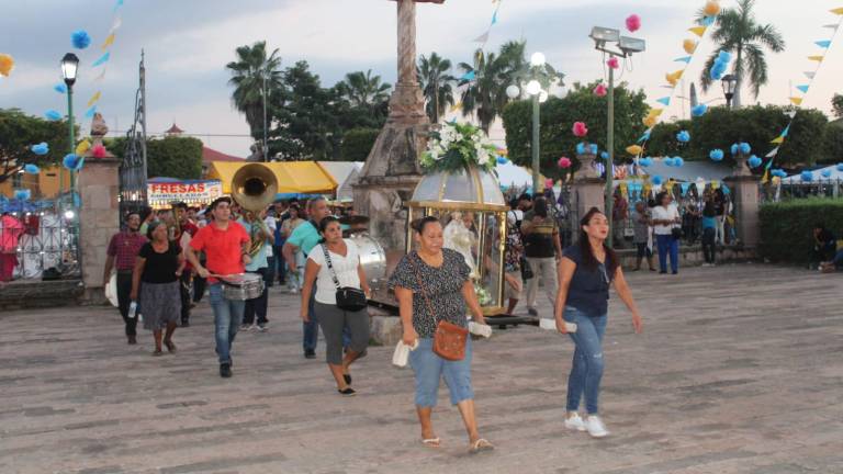 Cientos de fieles acompañaron a la Señora del Rosario en su festividad.
