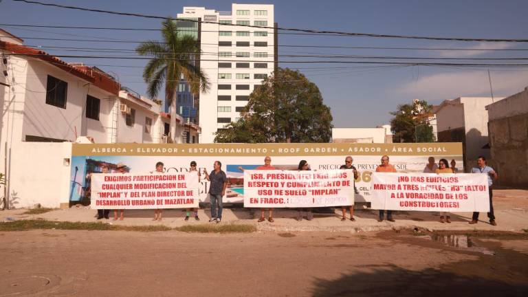 Vecinos de Lomas de Mazatlán protestan contra la construcción de un edificio de departamentos en la zona.