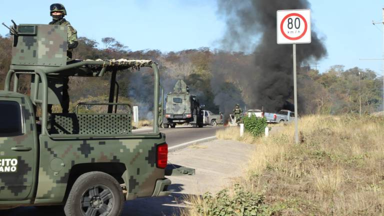 Militares llegan al punto donde la violencia organizada quemaron camionetas y bloquearon el paso cerca de El Chillillo.