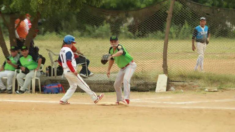 Los campos del Club Polluelos vibran con las acciones de la Liga de Beisbol Dominical.