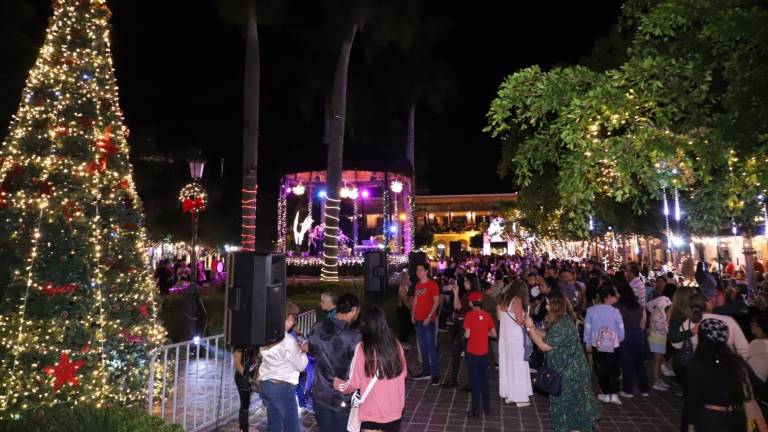 Se enciende la mágica luz de la Navidad en la Plazuela Machado, en Mazatlán