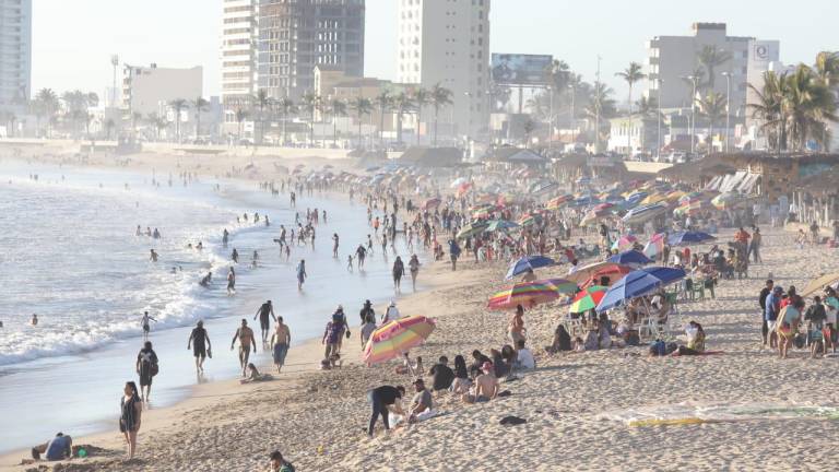 Acuden más de 10 mil bañistas a las playas de Mazatlán entre el sábado y domingo