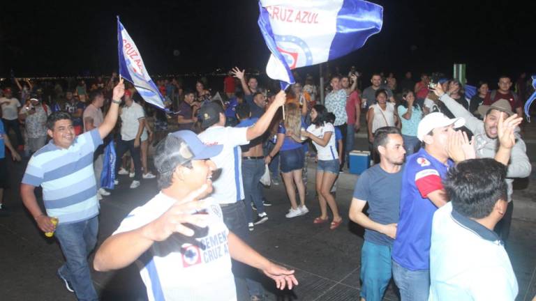 Aficionados en Mazatlán festejan el título del Cruz Azul