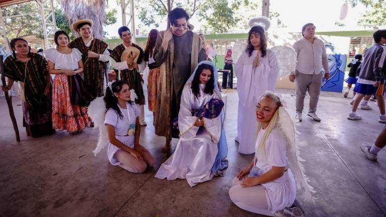 Estudiantes de la carrera técnica en Arte Teatral comparte la “Pastorela Mexicana”, con alumnos de la Secundaria Federal No. 3 Genaro Estrada.