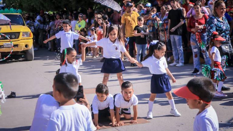 Alumnos de preescolar de Villa Unión participan en el desfile cívico-deportivo que conmemora el inicio de la Revolución Mexicana.
