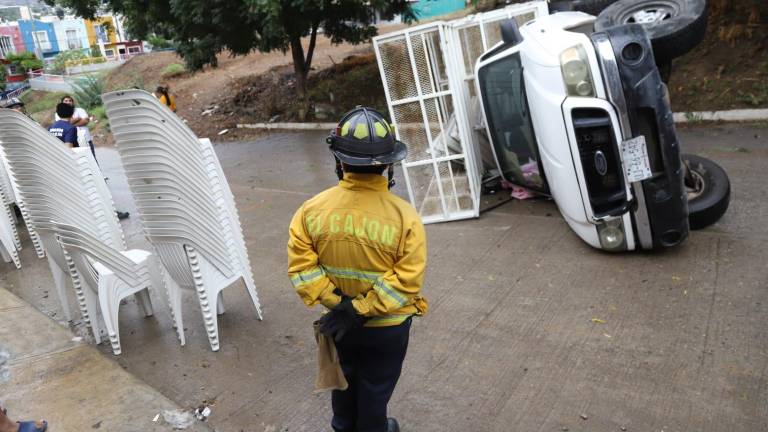 La camioneta luego de que su conductor perdió el control en una calle inclinada de la colonia Lomas del Ébano.