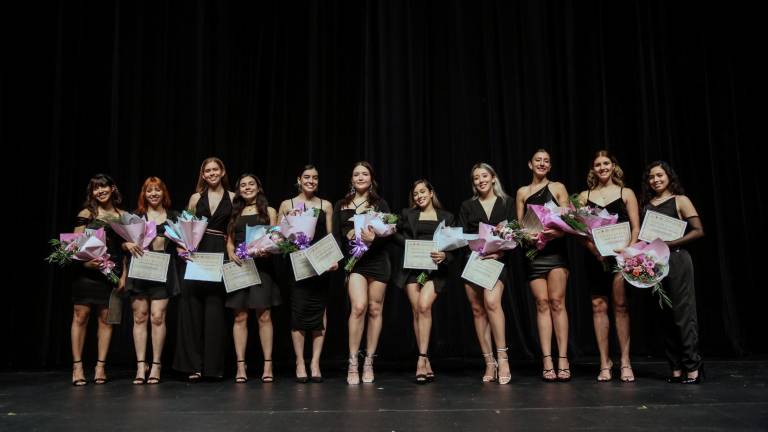 Las alumnas, al final de la gala, recibieron sus diplomas que las acreditan como egresadas.