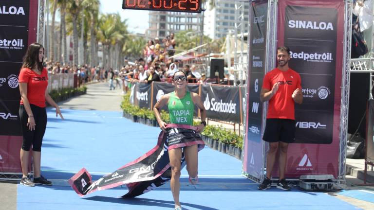 Rosa María Tapia se alza con la victoria del Triatlón AsTri Mazatlán 2024
