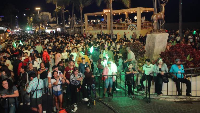 En Olas Altas se dieron citas miles de personas para disfrutar de la segunda noche del Carnaval.