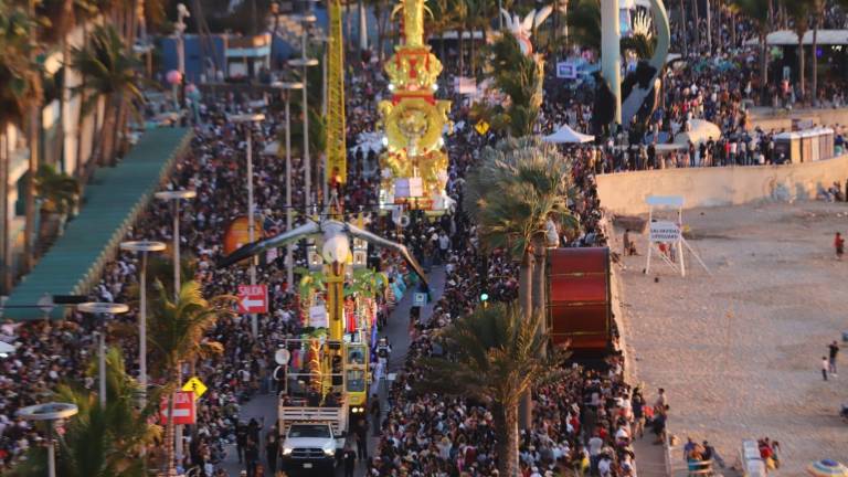 30 carros alegóricos, comparsas y bandas sinaloenses participaron en el primer desfile de Carnaval.