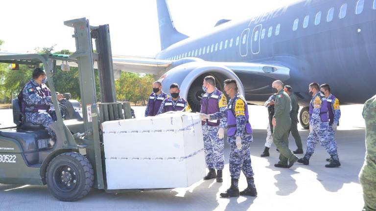 Las dosis se recibieron en el hangar de la Fuerza Aérea.