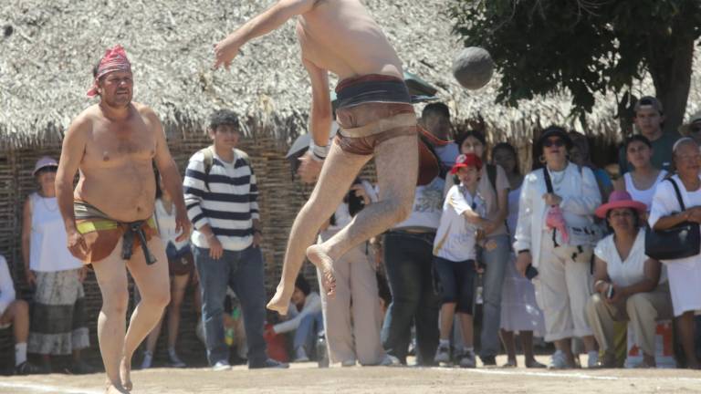 El ulama, considerado una de las tradiciones vivas más antiguas de Sinaloa, fue expuesto este sábado entre las actividades del equinoccio de primavera en Las Labradas, San Ignacio.