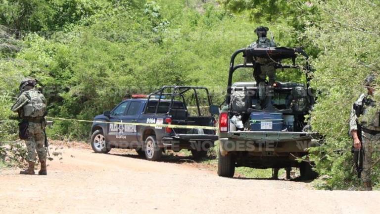 Autoridades militares y estatales resguardan la zona del hallazgo del cuerpo de una persona sin vida.