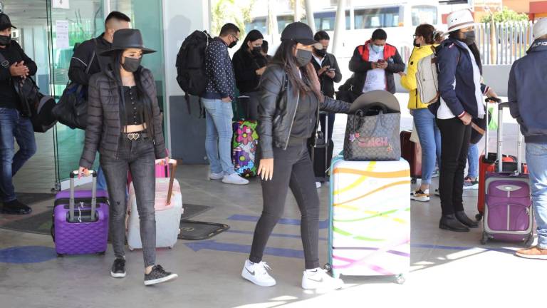 Turistas llegan a Mazatlán en autobuses.