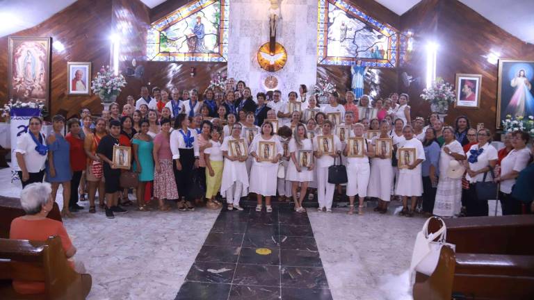 Damas que integran Anspac Mazatlán acuden a misa para pedir por un buen año escolar.