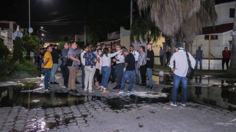 El Alcalde Édgar González Zataráin acude a Lomas de Mazatlán y se topa con problemas de aguas negras.
