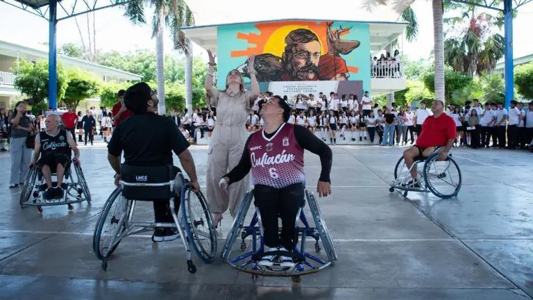 La actividad buscó acercar a los jóvenes a las experiencias de las personas con discapacidad y promover la inclusión a través del deporte.