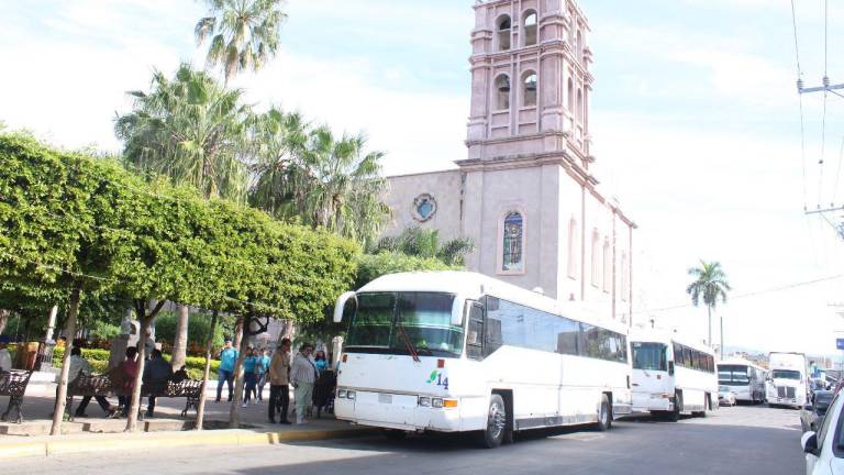 En varios autobuses se trasladaron estudiantes y personal de la UTESC a Culiacán al Informe de Rocha Moya el pasado sábado 2 de diciembre.