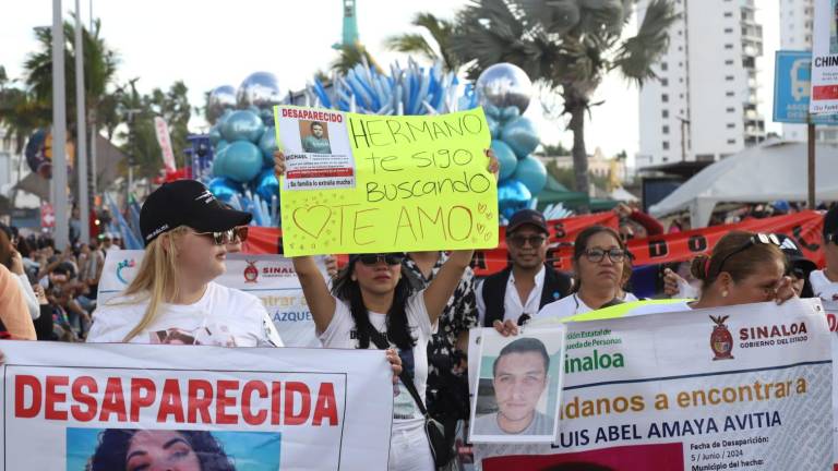 Contingente de buscadoras y buscadores de personas desaparecidas se integran al desfile del Carnaval de Mazatlán.