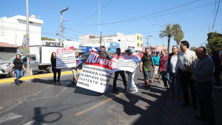 Comerciantes de manifiestan de nuevo contra el proyecto del carril preferencia para el transporte público en la Avenida Juan Carrasco.
