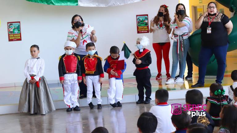 Gritan ¡Viva México! en el Colegio Sebec