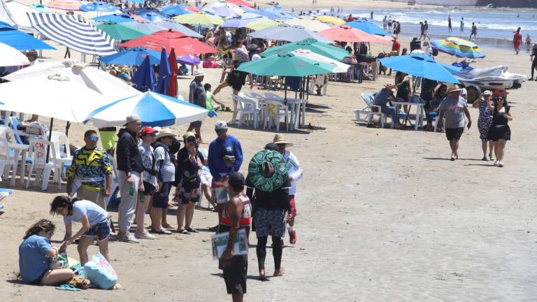 La afluencia de bañistas y turistas en Mazatlán empieza a incrementarse durante estas vacaciones de Semana Santa.