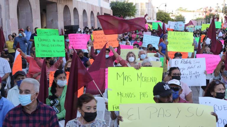 Morenistas ‘arropan’ al Alcalde de Mazatlán, ‘El Químico’, en una asamblea informativa