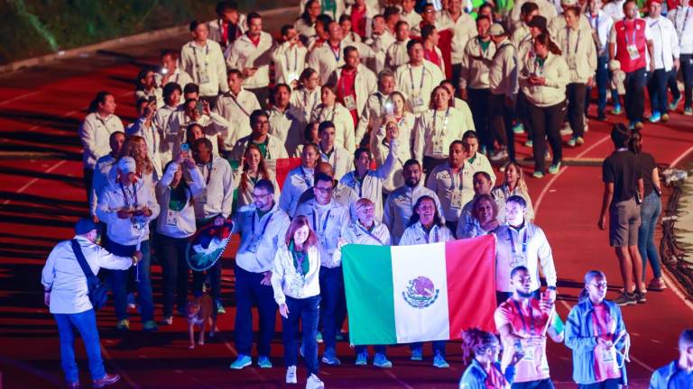 El desfile de los atletas mexicanos durante la clausura.