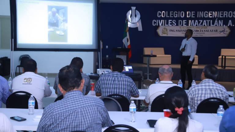 Francisco Murillo Guzmán, director de Saping Mx, impartió la conferencia “Edificios altos en la Costa de Mazatlán”.