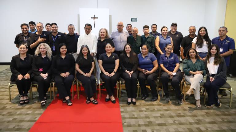 Los colaboradores del Centro de Convenciones se tomaron la fotografía del recuerdo al culminar la misa.