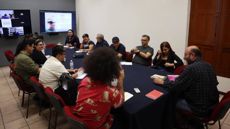 Imparte Eduardo Antonio Parra cátedra en cuento en El Colegio de Sinaloa