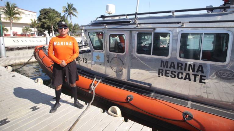 José Eduardo Aguirre Solano, Primer Maestre del Cuerpo General, Técnico de trabajos submarinos, explica las acciones que implementará la Secretaría de Marina durante Semana Santa en Mazatlán.