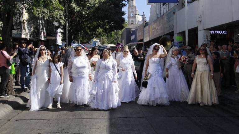 Un grupo de mujeres rinden homenaje a La Lupita, la novia de Culiacán, con un recorrido por las calles del Centro de la Ciudad.