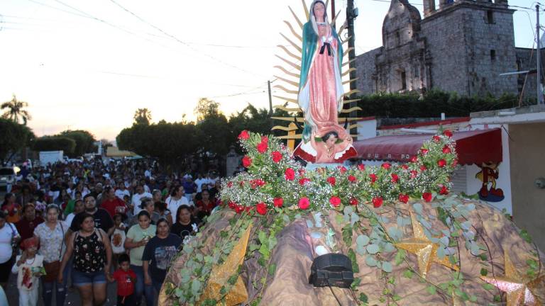 En El Rosario, fieles católicos participan en la procesión en honor de la Virgen de Guadalupe.