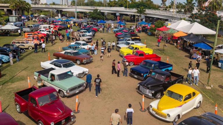 Autos clásicos, deportivos y vehículos todoterreno se exhibieron ante cientos de asistentes en el Parque Acuático de Culiacán.