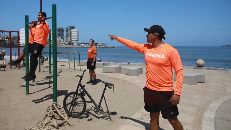 Marina capacita a rescatistas para verano en Mazatlán.
