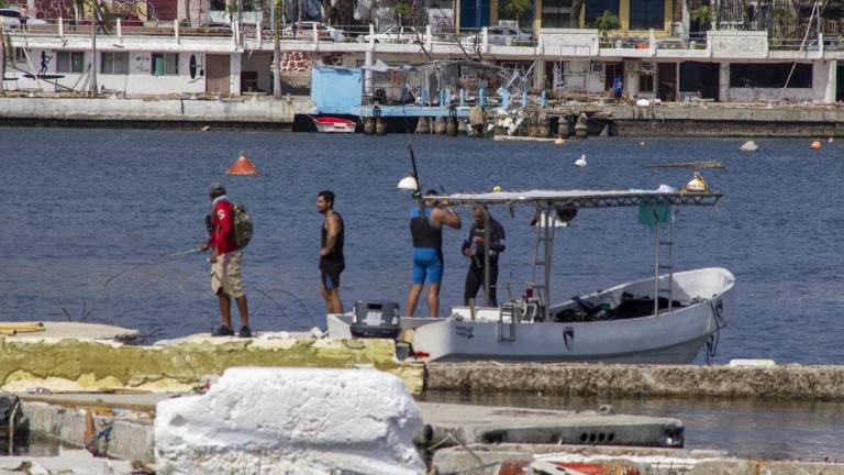 Buzos preparan su ingreso al mar para buscar a 12 capitanes desaparecidos en la zona de yates.