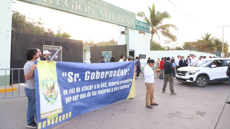 Integrantes de la comunidad de la UAS se manifiestan en la región militar donde estará el Presidente de México.